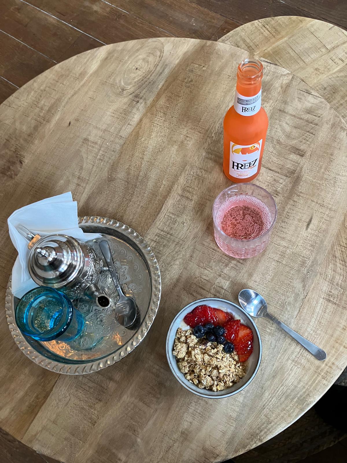 Granola, thé à la menthe et boisson rafraîchissante au Kahwatea