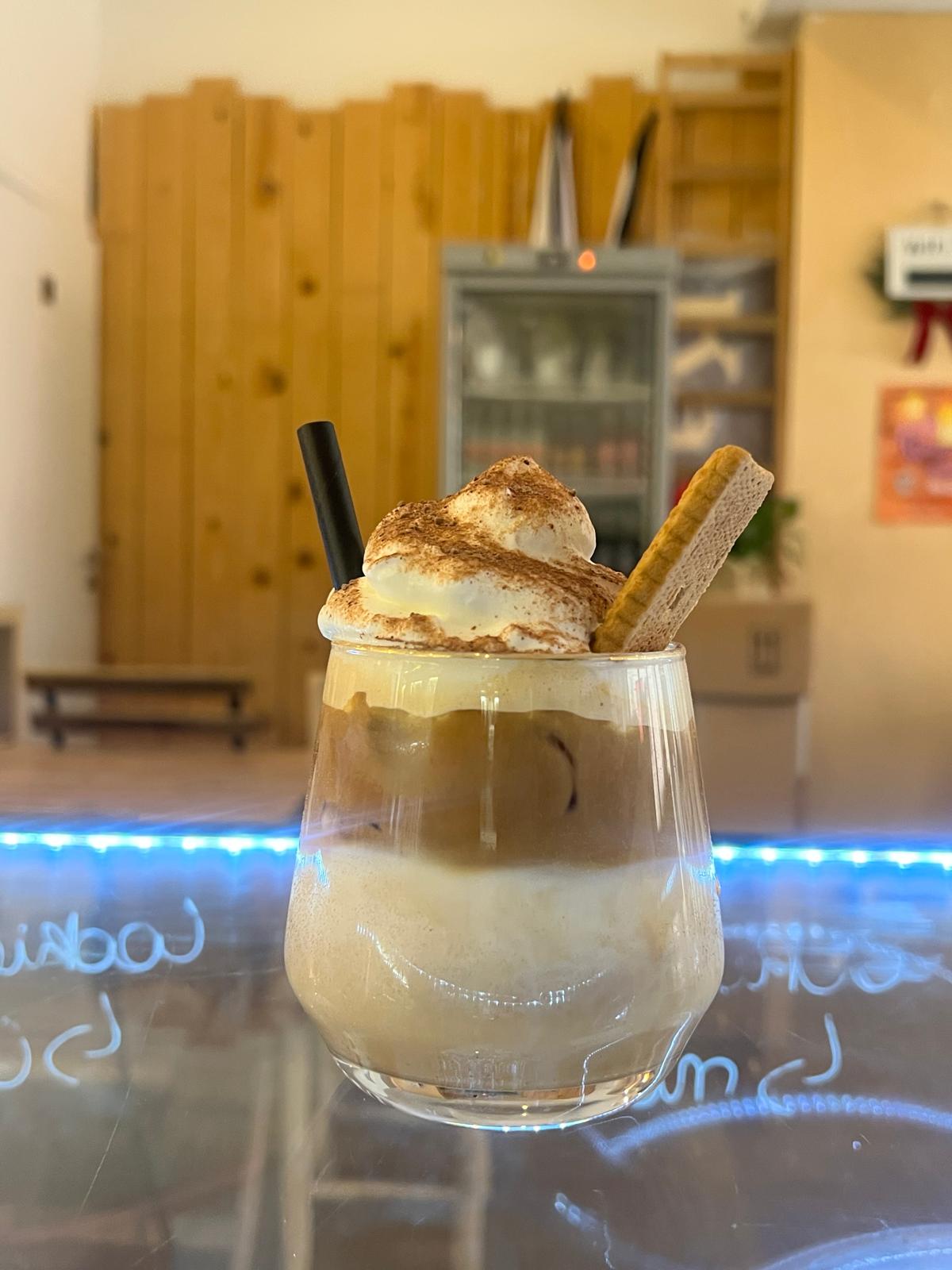 Latte frappé tiramisu signature du Kahwatea Coffee, boisson spécialité maison